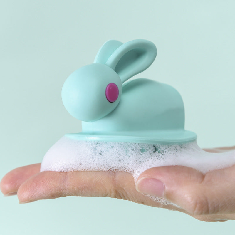 Escova infantil de shampoo em borracha azul-clara massageando com espuma na cabeça
