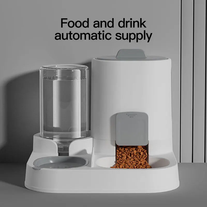Dispenser automático de água e comedouro para gatos, base branca com ração na bandeja