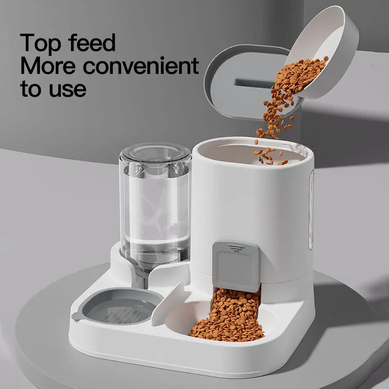 Dispenser automático para gatos com bebedouro e ração, ração saindo pelo topo