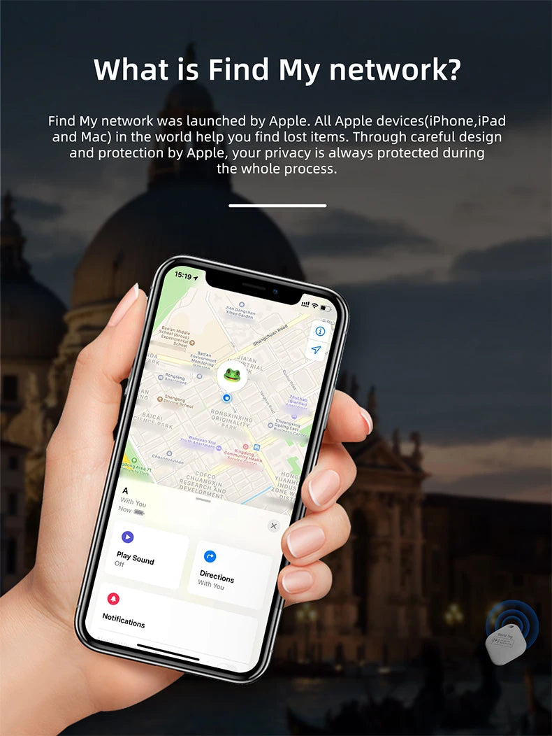 Etiqueta rastreadora branca pequena junto a celular com mapa de localização